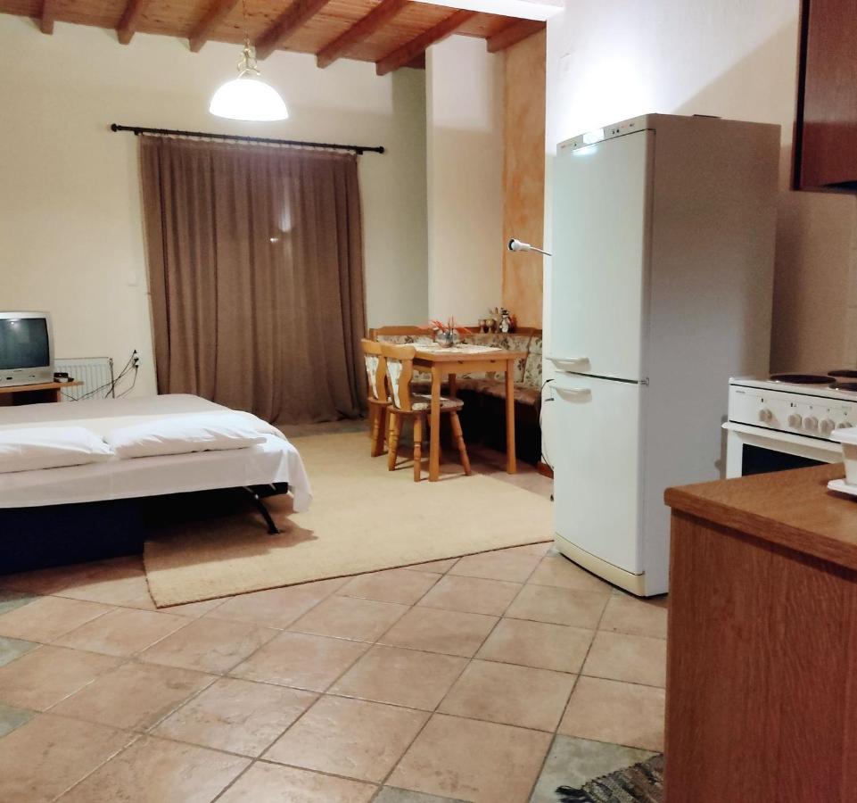 Klio Guesthouse Портариа Екстериор снимка